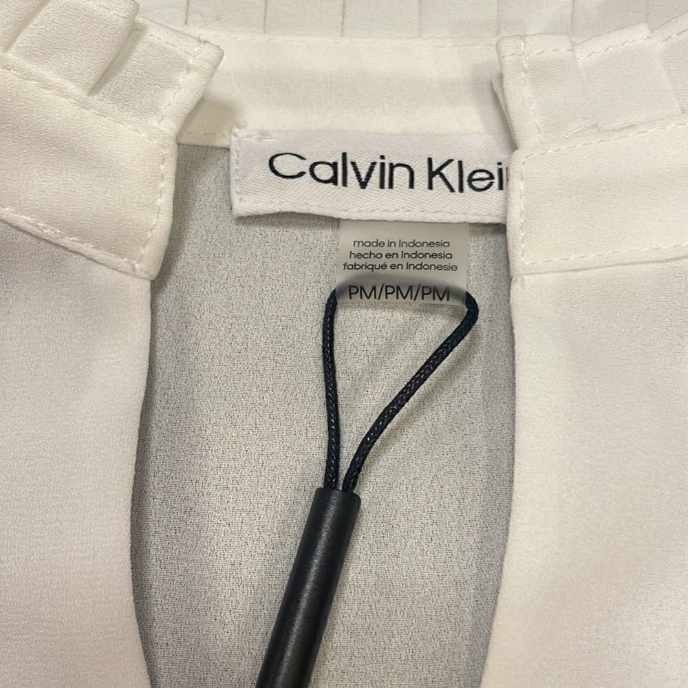 🍑 Calvin Klein Petite Ruffle-Neck Top - Picture 3 of 3